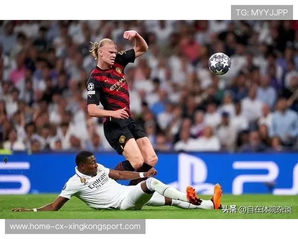 哈兰德超强力量硬抗防守后抽射——破门艺术的极致呈现